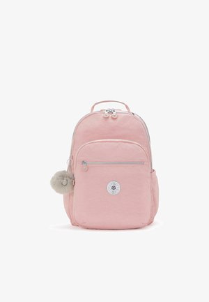 Zaino rosa realizzato in morbido tessuto con una patch rotonda, cerniere argentate, tasca frontale, tasca laterale e un accessorio pom-pom fluffy.