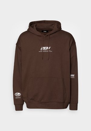 Sudadera con capucha marrón oscuro con bolsillo frontal, etiqueta "ZIGN" en el interior del cuello, logotipos con texto blanco en el pecho, la manga izquierda y el puño, y capucha con cordones.