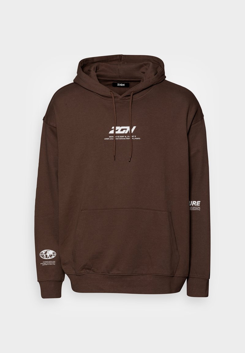 Sweat à capuche marron foncé avec poche avant, étiquette "ZIGN" à l'intérieur du col, logos texte blancs sur la poitrine, la manche gauche et le poignet, et capuche avec cordon de serrage.