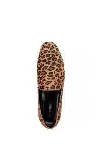 Kolekce slip-on bot s leopardím vzorem, hladká, béžová textilie na svršku a černé akcenty, zaoblená špička a plochá podrážka.