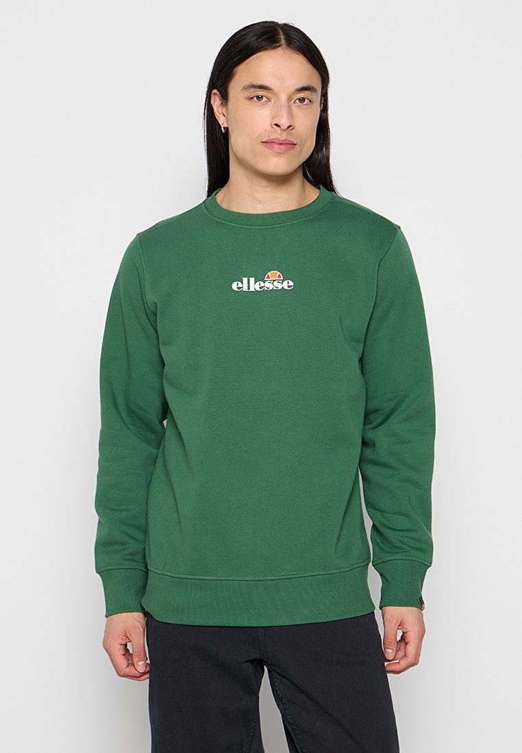 Sudadera de algodón verde con cuello redondo, puños y dobladillo acanalados, que presenta un logo blanco "ellesse" en el pecho. Textura suave, diseño casual.