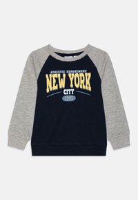 Navy sweatshirt met grijze raglan mouwen, met de tekst "NEW YORK CITY 1995" in geel en wit over de borst.