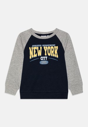 Felpa navy con maniche raglan grigie, con la scritta "NEW YORK CITY 1995" in giallo e bianco sul petto.