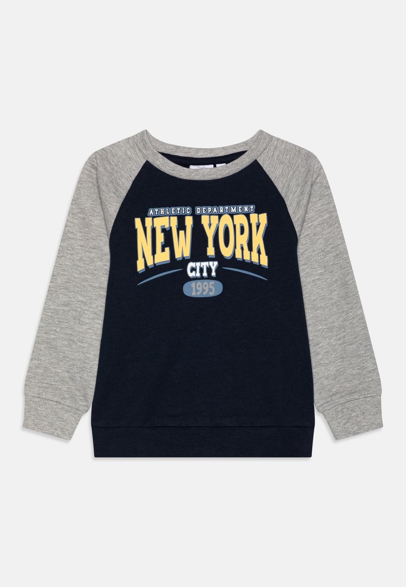 Námořnický svetr s šedými raglánovými rukávy, s nápisem "NEW YORK CITY 1995" v žluté a bílé barvě přes hruď.