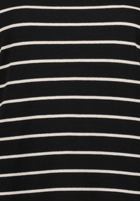 Schwarzer Stoff mit horizontalen weißen Streifen. Die Streifen sind gleichmäßig verteilt und bilden ein klassisches gestreiftes Muster. Eine weiche Textur ist sichtbar.