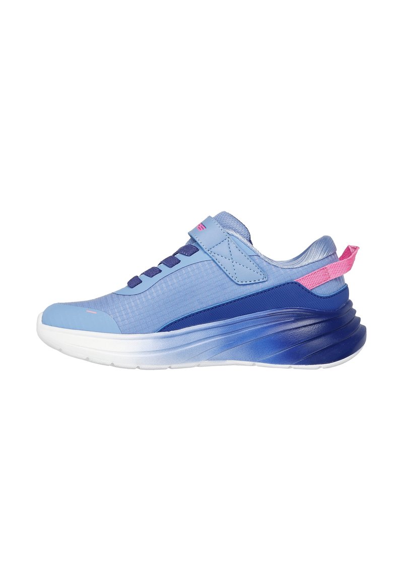 Scarpa atletica azzurra chiara con tomaia testurizzata, dettagli blu scuro, una fascia in velcro, suola bianca e tallone sfumato che passa al blu navy.