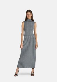 Graues, räumliches Strick-Midi-Kleid mit hohem Ausschnitt und ärmellosem Design. Beinhaltet vertikale Linien und eine taillierte Taille, die bis zu einem schwingenden Rock reicht.