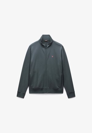 Bluză verde închis cu fermoar, realizată dintr-un material moale, având un guler înalt și un mic logo cu steagul pe partea stângă a pieptului. Două buzunare laterale.