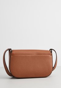 Borsa a tracolla in pelle marrone con superficie texture, forma arrotondata e spallaccio sottile. Presenta una chiusura a ribalta e hardware minimale.