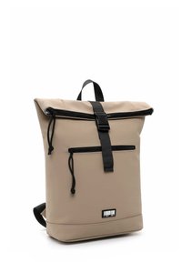 Zaino roll-top beige realizzato in materiale impermeabile, dotato di una tasca frontale con zip, spallacci neri e un'etichetta a codice a barre distintiva.