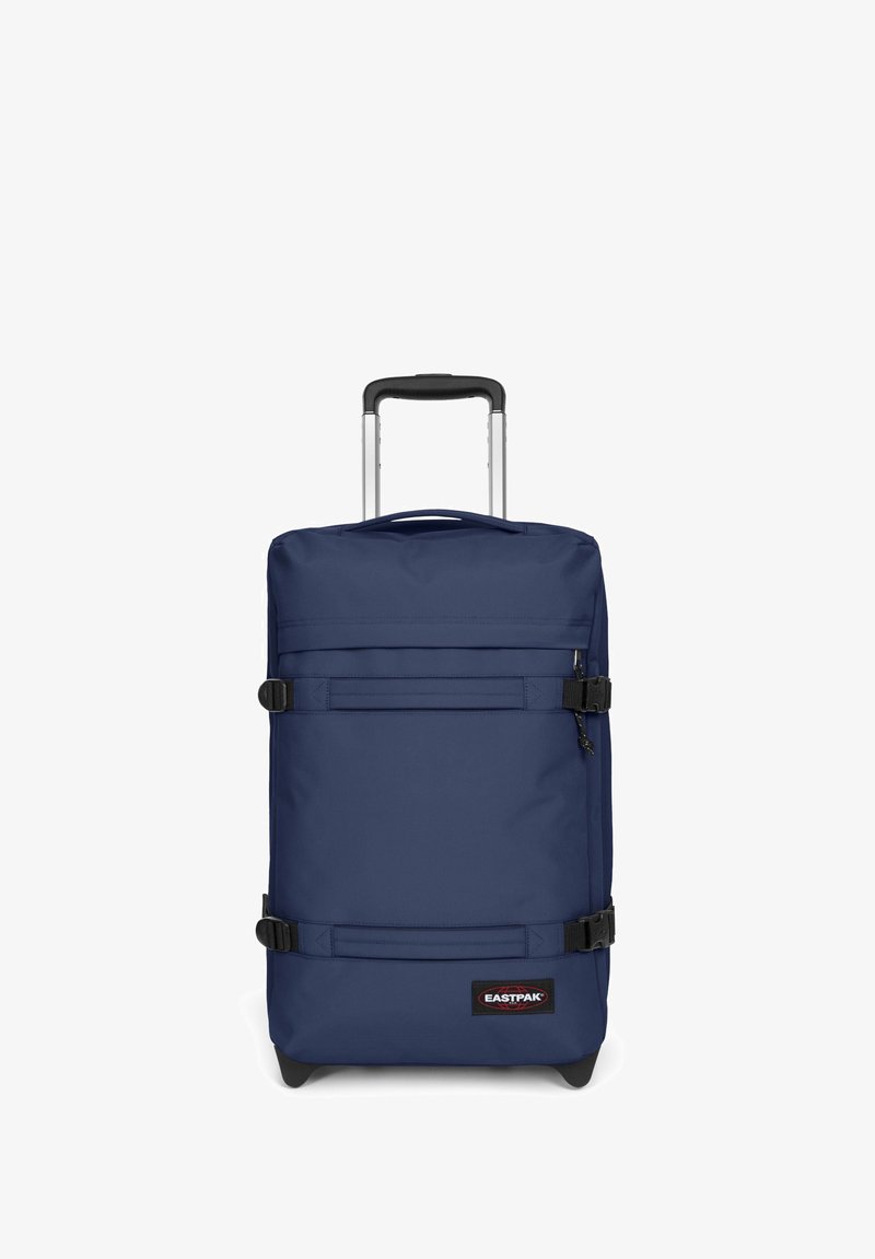 Mörkblå rullväska i slitstarkt tyg, utrustad med teleskophandtag, två webbremmar och en svart logotyp på framsidan.