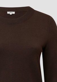 Ciemnobrązowy sweter z okrągłym dekoltem, dzianinowy, z długimi rękawami i metką s.Oliver szytą wewnątrz kołnierza.