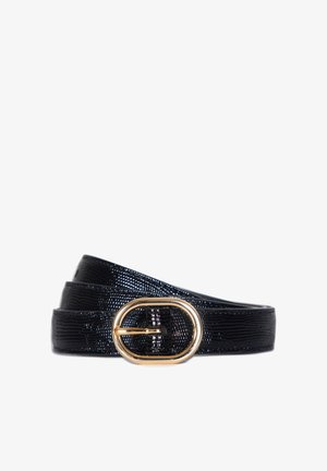 Ceinture noire texturée en matériau synthétique avec une boucle ovale en métal doré. La ceinture est enroulée, mettant en valeur sa largeur et sa brillance.