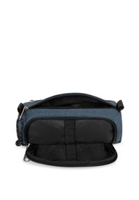 Blå tygväska med dragkedja, med en svart inredning och organiseringsremmar. Slät textur med en kompakt cylindrisk form.