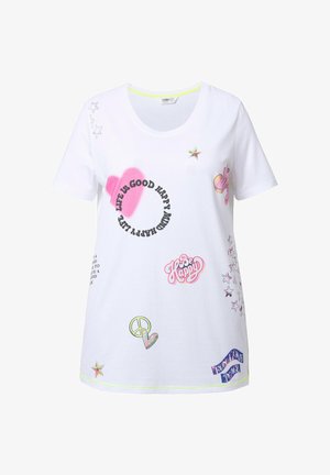 Biała bawełniana koszulka z okrągłym dekoltem i krótkimi rękawami, z kolorowymi nadrukami graficznymi, w tym gwiazdami, sercami i tekstem.