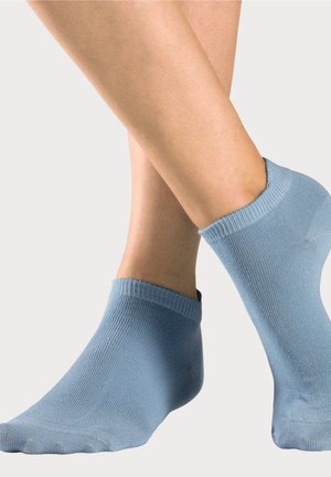 Knöchellange Socken in einem sanften hellblauen Farbton mit einem gerippten Bündchen und glatter Textur; entworfen für Komfort und lässiges Tragen.