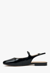 Zwarte gepatineerde leren slingback schoen met een puntige neus, lage blokhak en een smalle enkelriem, met een gladde, glanzende textuur.