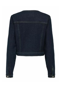 Tumman denim-kankaan takki, jossa on lyhennetty malli, pitkät hihat, napilliset hihansuut ja takana ommeltu kaulus. Taskuja ei ole näkyvissä.