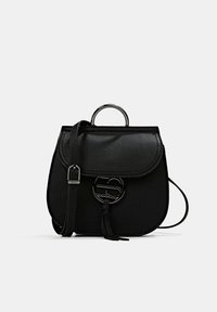 Bolso de hombro de cuero negro con un acabado texturizado, acentos metálicos, cierre magnético y correa desmontable. Asa redonda en la parte superior.