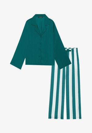 Camicia a maniche lunghe di colore teal con bottoni, abbinata a pantaloni bianchi con strisce verticali teal, presentata distesa su uno sfondo bianco.