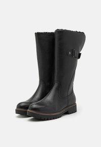 Bottes noires en cuir jusqu'au genou avec une finition texturée, dotées d'une boucle latérale et d'une semelle en caoutchouc. L'intérieur est doublé d'un matériau doux et chaud.