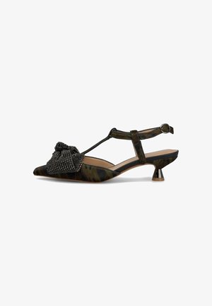 Spitz zulaufender Slingback-Schuh aus Camouflage-Stoff mit einem strukturierten schwarzen Perlenakzent und einem kleinen metallischen Absatz. Verfügt über einen Riemen mit verstellbarem Schnallenverschluss.
