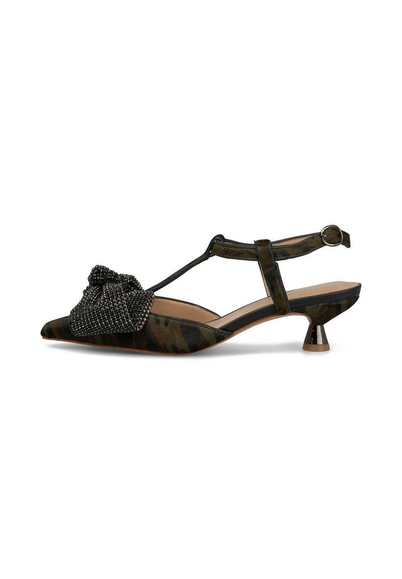Scarpa slingback con punta affilata in tessuto camouflage, con un dettaglio di perle nere testurizzate e un piccolo tacco metallico. Presenta una cinturino con fibbia regolabile.