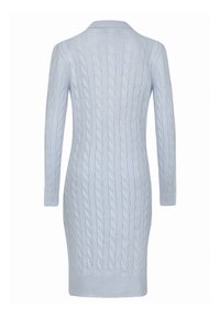 Abito lavorato a maglia di colore azzurro chiaro con un motivo a treccia, maniche lunghe e orlo a coste. Presenta un colletto discreto all'apertura del collo.