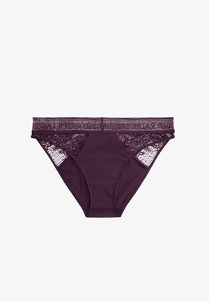 Culotte bikini en dentelle violette pour femmes avec panneaux en dentelle transparente sur les côtés et une large ceinture élastique ornée d'un motif de texte décoratif.
