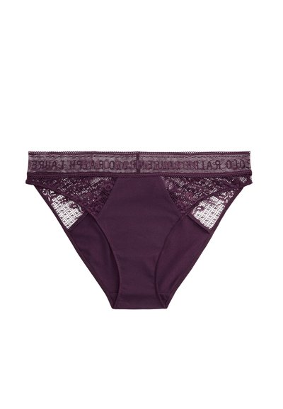 Paarse damesbikini van kant met doorschijnende kanten panelen aan de zijkanten en een brede elastische tailleband met een decoratief tekstontwerp.