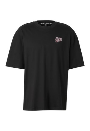 Musta lyhythihainen T-paita, jossa pieni punavalkoinen "Ecko Unltd" -logo vasemman rinnan yläosassa, pyöreä kaulus.