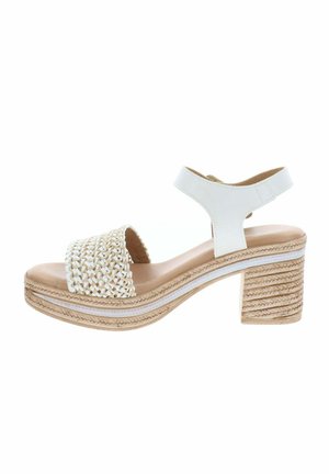 Sandalo bianco con cinturino anteriore intrecciato, cinturino alla caviglia, soletta imbottita e tacco a blocco intrecciato con dettaglio della suola a strati.
