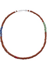 Perlekæde med brune, blå, grønne og røde perler. Har en hummerlås og sølvdetaljer. Cirkulær form. Glat tekstur.