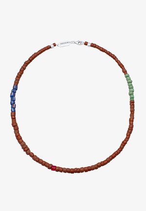 Perlekæde med brune, blå, grønne og røde perler. Har en hummerlås og sølvdetaljer. Cirkulær form. Glat tekstur.