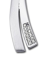 Pendentif en argent au design élégant et courbé. Il présente une rangée horizontale de petits cristaux clairs sertis dans un accent rectangulaire poli.