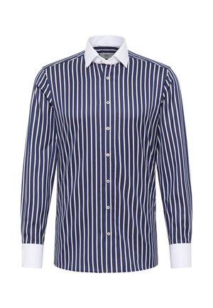 Chemise à rayures bleu marine et blanche à manches longues, avec un col classique, une fermeture à boutons et des poignets blancs contrastants, fabriquée dans un tissu lisse.
