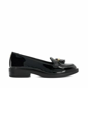 Zwarte lakleren loafers met een lage hak, voorzien van een textuurpaneel en een kwastje aan de voorkant. Glad, glanzende afwerking.