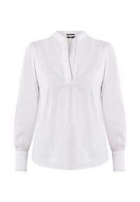 Blouse blanche à manches longues avec un col montant, dotée d'un plastron froncé et de poignets élastiques, fabriquée en tissu lisse avec un léger brillant.