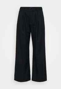 Czarne szerokie spodnie z plisami, z pętelkami na pasek i zapięciem na zamek, wyeksponowane na jednolitym jasnym tle.