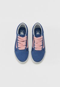 Baskets en toile bleue avec des lacets roses, bout rond et semelles en caoutchouc blanc. Présente une rayure rose contrastante sur le côté.