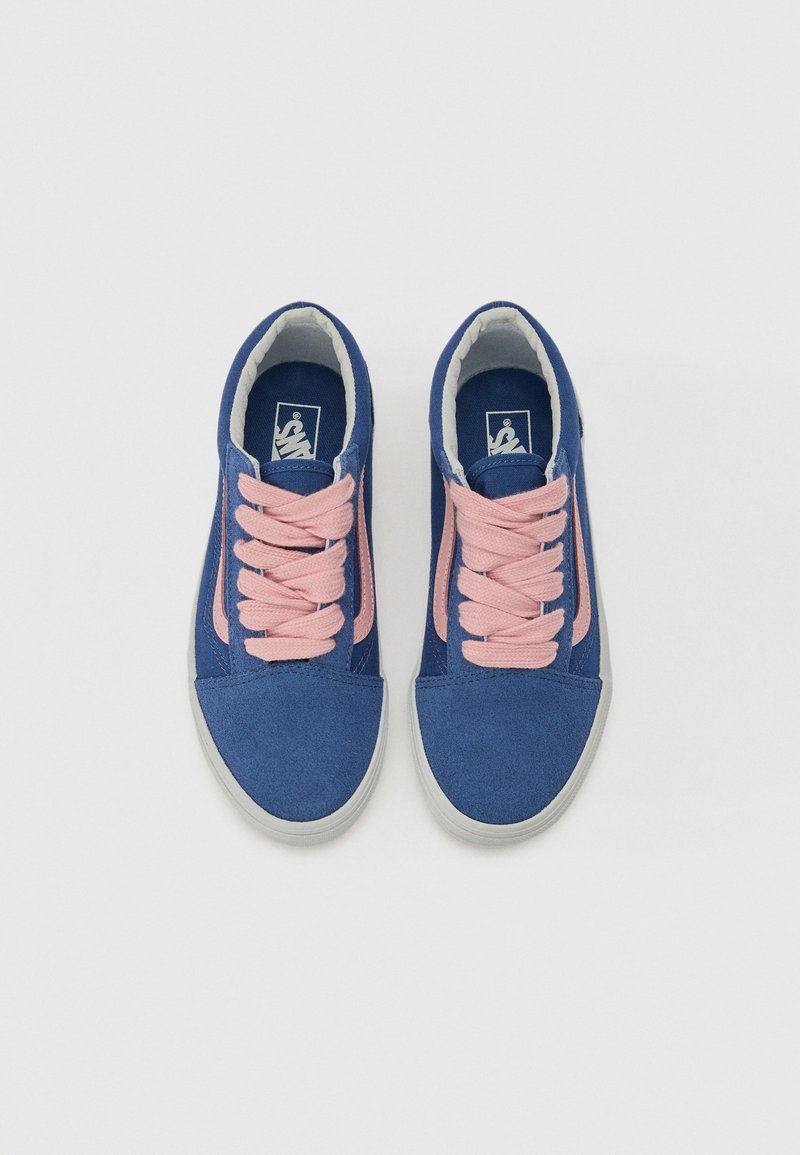 Blaue Leinensneaker mit pinken Schnürsenkeln, runder Spitze und weißen Gummisohlen. Verfügt über einen kontrastierenden pinken Streifen an der Seite.