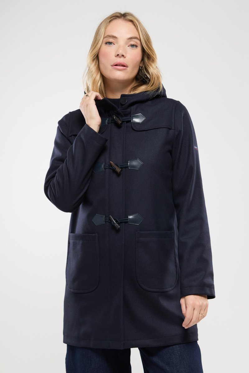 Navy duffelcoat met een capuchon, voorzien van toggle-sluitingen, twee voorkruiszakken en een soepele textuur. Zichtbare stikseldetails op de schouders.
