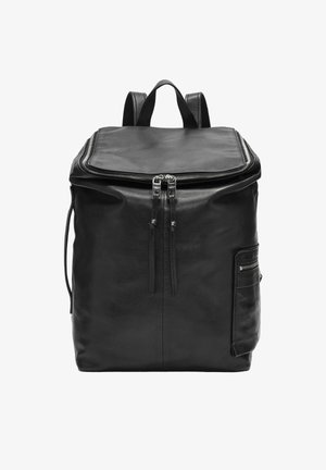 Czarny skórzany plecak z podwójnym zapięciem na zamek, regulowanymi ramiączkami i boczną kieszenią na zamek. Gładka tekstura i minimalistyczny design.