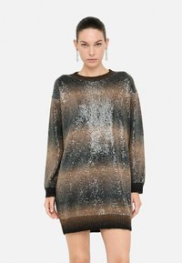 Abito in maglia con una sfumatura di tonalità bronzo e nere, decorato con paillettes per un effetto brillante, e polsini e orlo a coste.