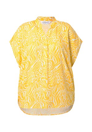 Gul kortærmet bluse med loose fit, V-hals og hvidt abstrakt mønster throughout. Let, glat stof med buet kant.