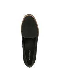 Schwarzer Wildleder Slipper mit runder Zehenform, brauner Sohle und weißen Nähten. Mit Vionic-Logo auf der Innensohle.