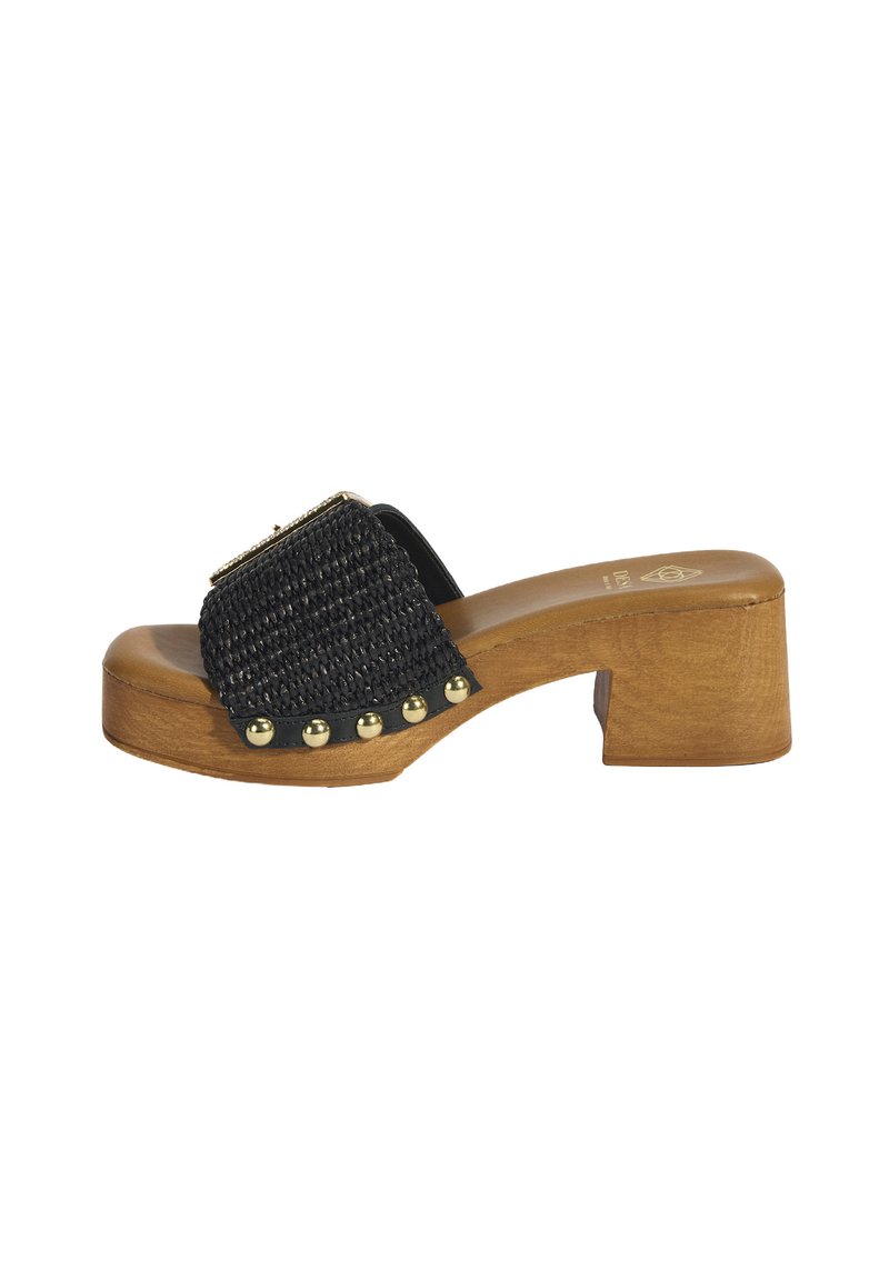 Zwarte geweven instapsandaal met een stevige bruine houten hak, versierd met goudkleurige studs en een decoratieve band. Glad binnenzool.