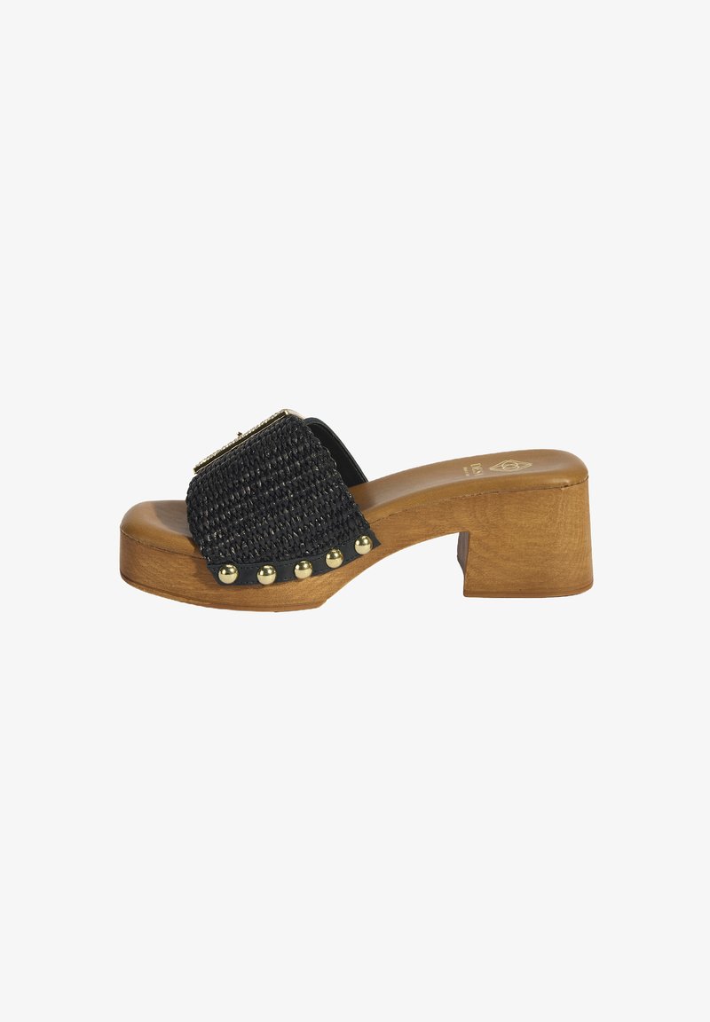 Zwarte geweven instapsandaal met een stevige bruine houten hak, versierd met goudkleurige studs en een decoratieve band. Glad binnenzool.