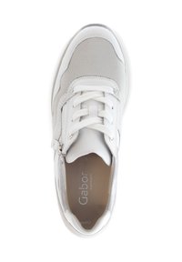 Witte sportieve schoen met grijze leren accenten, gestructureerd oppervlak, vetersluiting aan de voorkant en ritsdetail. Bevat een gevoerde binnenzool voor comfort.