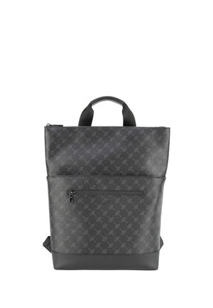 Zaino in pelle nera con un motivo sottile ripetuto, manico superiore, tasca frontale con zip e spallacci regolabili.